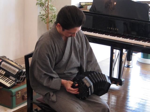 コンサーティーナを弾くテノール齋藤